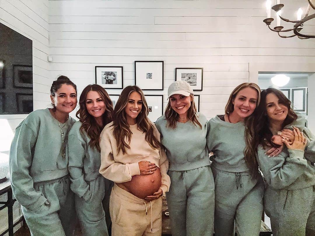 ジャナ・クレイマーのインスタグラム：「I’m beyond blessed for these girls. I told them I didn’t want this big shower…I just wanted cozies and my queendom for one night…and it was perfect. The sunset, laughs by the fireplace, prayers for sweet baby, and a cozy sleepover. It was perfection. Little guy is so lucky to have these aunties and I’m forever blessed to have their love.  Thank you girls for everything. @kathrynvwoodard @houseofpamelyn @julssolomon @kristen.brust @sara_brice」