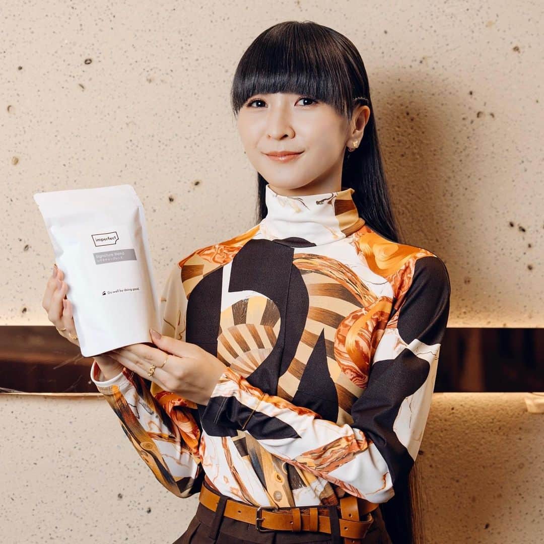 樫野有香さんのインスタグラム写真 - (樫野有香Instagram)「☕️  imperfect ambassador   「大好きなコーヒーが、どんな土地で、どんな人が、どんな環境下で作り私たちのもとへ届くのか」  当たり前に飲んでいる日々のコーヒーがどのように生産されているのか、その生産者たちが正しく評価され、より良い環境で持続的に生産していくにはどうしたら良いのか。 生産する土地の環境、生産者の生活、生産者を親にもつ子供たちの教育、女性の働き方、等コーヒーが私たちに届くまでにある社会課題に向き合い、そこを支えていく活動を行っているimperfectの考え方に共感し、より多くの方に知っていただくきっかけになれたらと思い今回アンバサダーを務めさせていただく事となりました。  その取り組みで生まれたコーヒーの中から、私の好みのテイストで2種類のブレンドコーヒーを作らせていただきました。 ぜひ、コーヒーが私たちに届くまでのストーリーに想いを馳せて飲んでもらえたら嬉しいです。  表参道の店内では売上の一部を活用し、お客さまに3つのプロジェクトの中から選び投票してもらう形で社会課題に取り組むプロジェクトを知っていただく仕組みが導入されています。 ぜひ体験してみてください☕️  (今回作ったブレンド2種類は表参道店舗、サブスクリプションにてご購入いただけます)  今後FRaUにてインタビュー、写真等7回にわたり連載されるのでそちらもご覧下さい。」10月23日 8時00分 - kashiyuka.prfm_p000003
