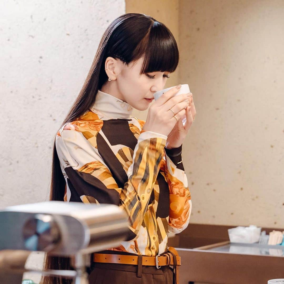 樫野有香さんのインスタグラム写真 - (樫野有香Instagram)「☕️  imperfect ambassador   「大好きなコーヒーが、どんな土地で、どんな人が、どんな環境下で作り私たちのもとへ届くのか」  当たり前に飲んでいる日々のコーヒーがどのように生産されているのか、その生産者たちが正しく評価され、より良い環境で持続的に生産していくにはどうしたら良いのか。 生産する土地の環境、生産者の生活、生産者を親にもつ子供たちの教育、女性の働き方、等コーヒーが私たちに届くまでにある社会課題に向き合い、そこを支えていく活動を行っているimperfectの考え方に共感し、より多くの方に知っていただくきっかけになれたらと思い今回アンバサダーを務めさせていただく事となりました。  その取り組みで生まれたコーヒーの中から、私の好みのテイストで2種類のブレンドコーヒーを作らせていただきました。 ぜひ、コーヒーが私たちに届くまでのストーリーに想いを馳せて飲んでもらえたら嬉しいです。  表参道の店内では売上の一部を活用し、お客さまに3つのプロジェクトの中から選び投票してもらう形で社会課題に取り組むプロジェクトを知っていただく仕組みが導入されています。 ぜひ体験してみてください☕️  (今回作ったブレンド2種類は表参道店舗、サブスクリプションにてご購入いただけます)  今後FRaUにてインタビュー、写真等7回にわたり連載されるのでそちらもご覧下さい。」10月23日 8時00分 - kashiyuka.prfm_p000003