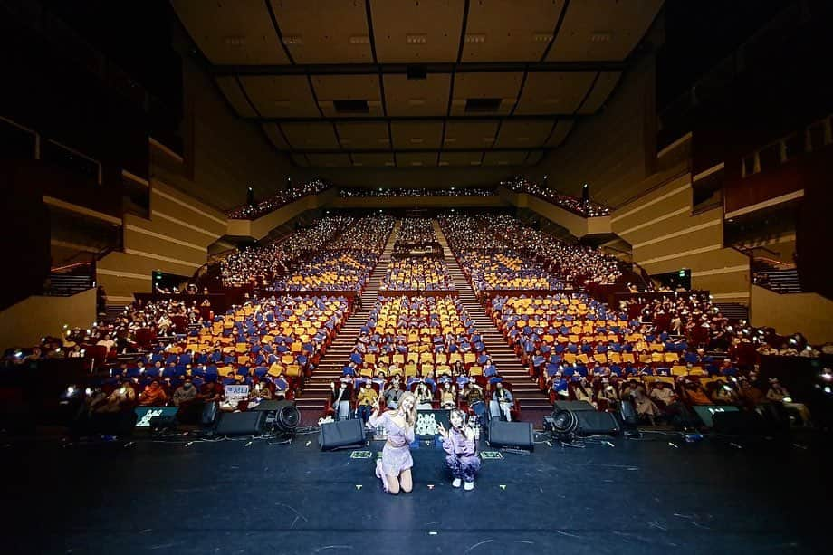 Mamamooさんのインスタグラム写真 - (MamamooInstagram)「. [#마마무+]  🐰 MAMAMOO+ 1ST FAN CONCERT  [TWO RABBITS CODE]  ASIA TOUR in TAIPEI 🐰  하루에 한 번 보고, 두 번 보고✌️ 이리 보고 저리 봐도👀👀 또또또 보고 싶은 마마무플러스💗   우리 대만 무무들도 뜨겁게 즐기셨나요🔥 오늘도 큰 함성으로 맞이해 주신 무무 여러분 감사합니다🐰💛  #마마무플러스 #MAMAMOOplus #TWO_RABBITS_CODE」10月22日 23時18分 - mamamoo_official