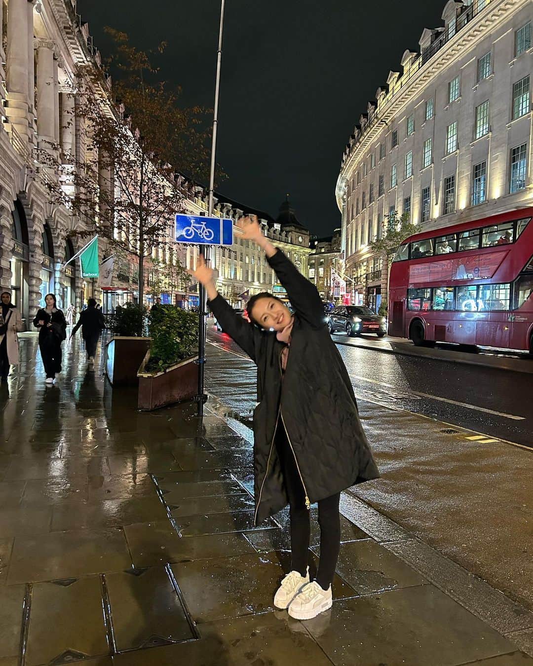 伊東楓さんのインスタグラム写真 - (伊東楓Instagram)「London🇬🇧 it's been 8 years since the last time and amazing how quickly time flies. never change, sooo beauties city:-)  #London#UK#ヨーロッパ旅#thenottinghillbookshop #nottinghill #ノッティングヒルの恋人#harrypotter#🦕🦖#🐎 #全部がオタク#germanlife#berlinermaler   そして、改めて お誕生日のメッセージをくださった皆様、ありがとうございました👏 バタバタしてまして、各所へのお礼が遅くなり、ごめんなさい。 今年も逞しく生きて参ります🎈 引き続きジャジャ馬🐎をよろしくお願いいたします！ tks for your kindnest, you all! #tksforbday」10月23日 20時00分 - kaede_ito004