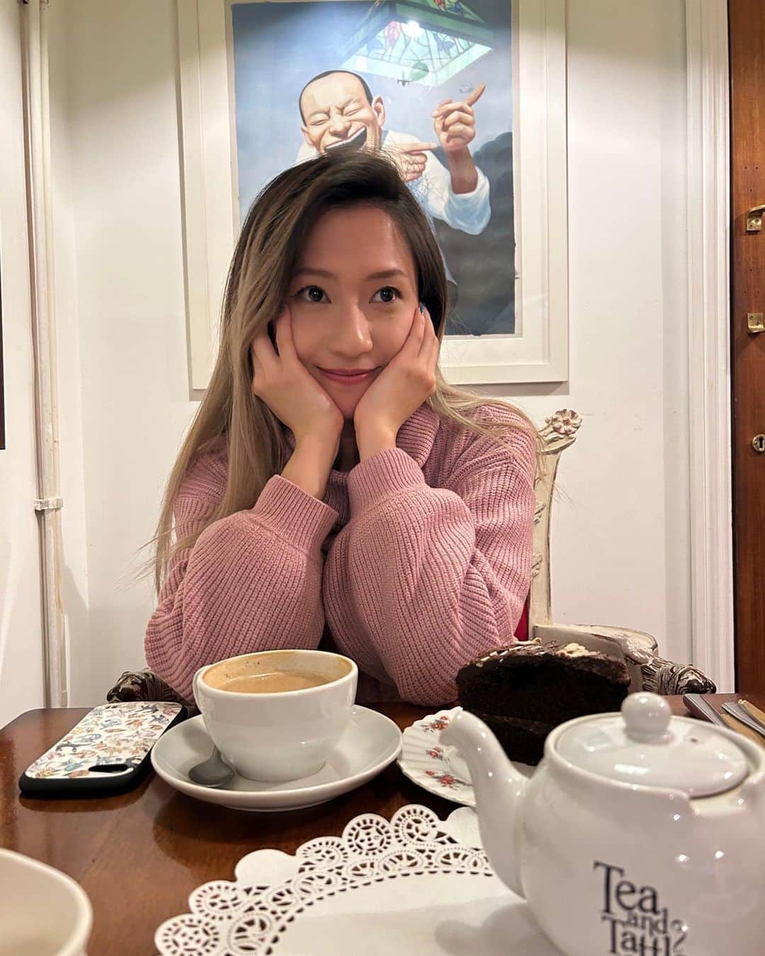 伊東楓さんのインスタグラム写真 - (伊東楓Instagram)「London🇬🇧 it's been 8 years since the last time and amazing how quickly time flies. never change, sooo beauties city:-)  #London#UK#ヨーロッパ旅#thenottinghillbookshop #nottinghill #ノッティングヒルの恋人#harrypotter#🦕🦖#🐎 #全部がオタク#germanlife#berlinermaler   そして、改めて お誕生日のメッセージをくださった皆様、ありがとうございました👏 バタバタしてまして、各所へのお礼が遅くなり、ごめんなさい。 今年も逞しく生きて参ります🎈 引き続きジャジャ馬🐎をよろしくお願いいたします！ tks for your kindnest, you all! #tksforbday」10月23日 20時00分 - kaede_ito004