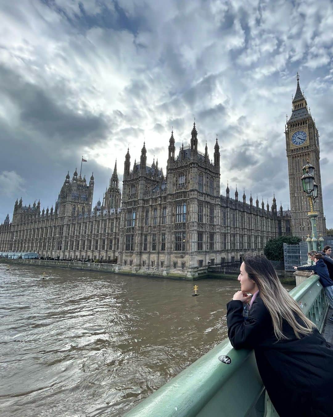 伊東楓さんのインスタグラム写真 - (伊東楓Instagram)「London🇬🇧 it's been 8 years since the last time and amazing how quickly time flies. never change, sooo beauties city:-)  #London#UK#ヨーロッパ旅#thenottinghillbookshop #nottinghill #ノッティングヒルの恋人#harrypotter#🦕🦖#🐎 #全部がオタク#germanlife#berlinermaler   そして、改めて お誕生日のメッセージをくださった皆様、ありがとうございました👏 バタバタしてまして、各所へのお礼が遅くなり、ごめんなさい。 今年も逞しく生きて参ります🎈 引き続きジャジャ馬🐎をよろしくお願いいたします！ tks for your kindnest, you all! #tksforbday」10月23日 20時00分 - kaede_ito004