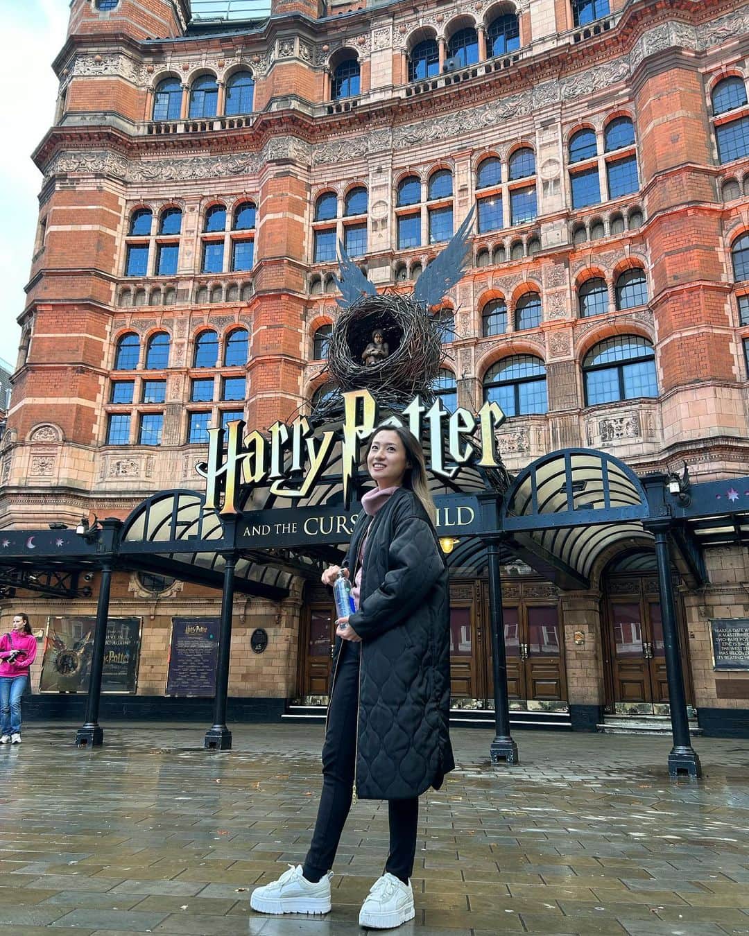 伊東楓さんのインスタグラム写真 - (伊東楓Instagram)「London🇬🇧 it's been 8 years since the last time and amazing how quickly time flies. never change, sooo beauties city:-)  #London#UK#ヨーロッパ旅#thenottinghillbookshop #nottinghill #ノッティングヒルの恋人#harrypotter#🦕🦖#🐎 #全部がオタク#germanlife#berlinermaler   そして、改めて お誕生日のメッセージをくださった皆様、ありがとうございました👏 バタバタしてまして、各所へのお礼が遅くなり、ごめんなさい。 今年も逞しく生きて参ります🎈 引き続きジャジャ馬🐎をよろしくお願いいたします！ tks for your kindnest, you all! #tksforbday」10月23日 20時00分 - kaede_ito004