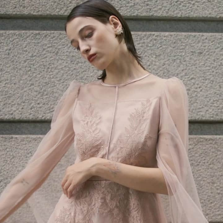 celford_officialのインスタグラム：「【Yumi Katsura for CELFORD】 ⁡ 「進化し続ける大人のオケージョンドレス」 ⁡ なめらかな光沢のあるチュールに、繊細な パネル刺繍を施したエンブロイダリードレス。 ⁡ 彗星蘭をモチーフにした刺繍が ファーストレディのような品格を感じさせます。 ⁡ 袖には大胆なスリットを入れ、 二の腕が華奢に見えるシルエットに。 ⁡ チュールと裏地の間には、 硝子のように輝くオーガンジーを挟み スカートが揺れるたびに上品な光を放ちます。 ⁡ 【Yumi Katsura for CELFORD】 エンブロイダリーチュールドレス ¥53,900 ⁡ ⁡ 数量限定のため、どうぞお早めに。 ⁡ ⁡ #CELFORDAW23 #celford #セルフォート　゙」