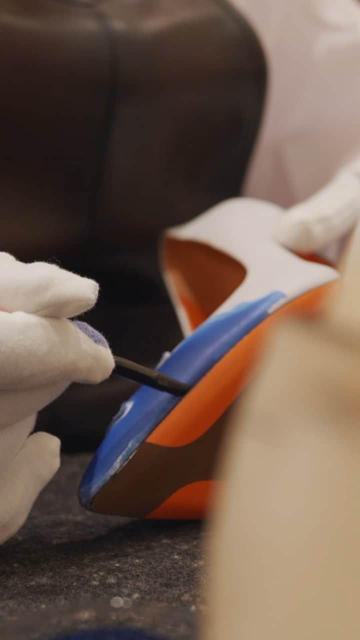 サントーニのインスタグラム：「Hundred of guests opened their eyes to @apritimoda and took an extraordinary journey into the heart of #Santoni to see firsthand the intricate production processes and the time honored craftsmanship that is the very foundation of our Maison.  #Santoni #MakersOfBeauty #ApritiModa」