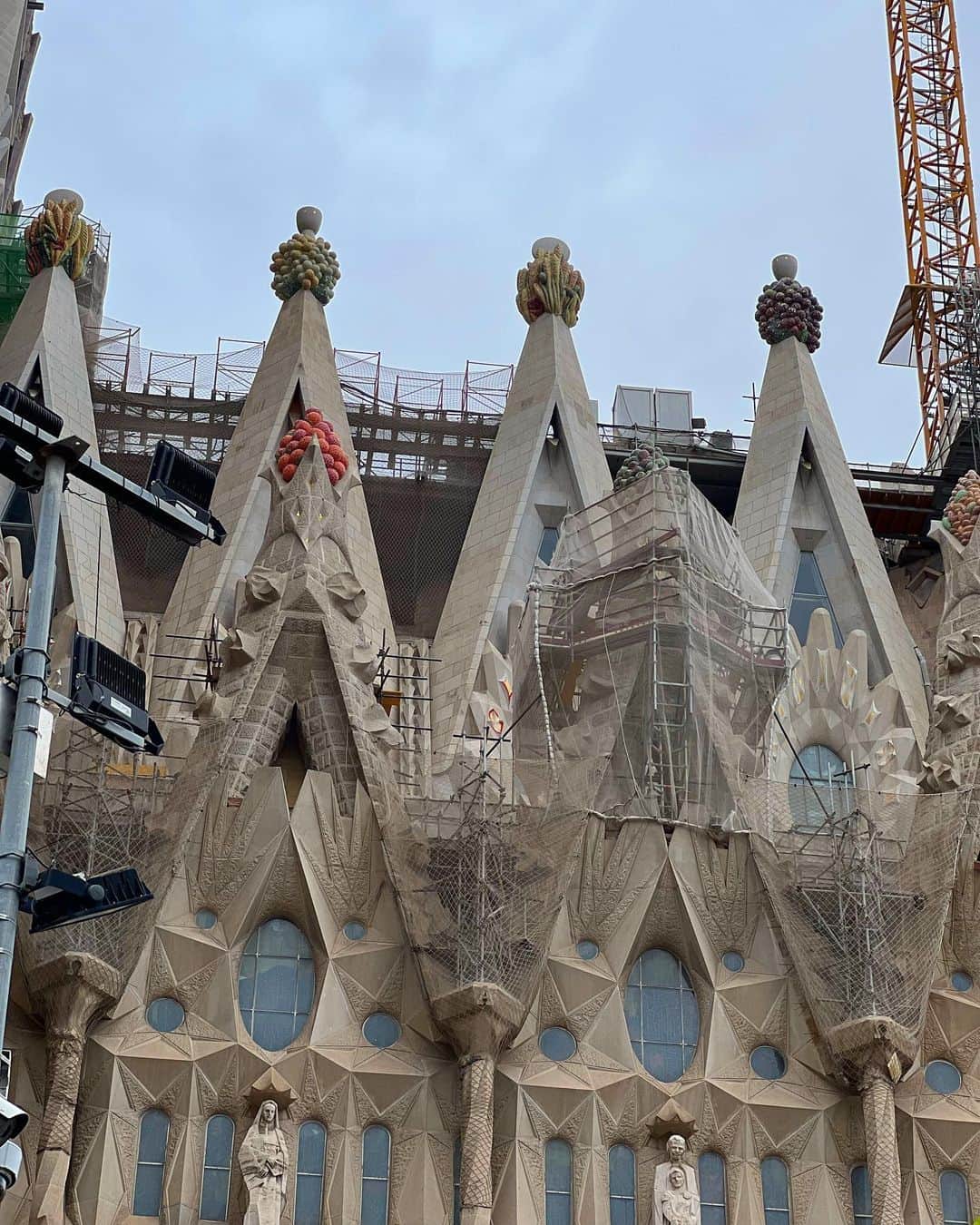 Remiさんのインスタグラム写真 - (RemiInstagram)「Sagrada Família, Barcelona🇪🇸 西地中海クルーズの寄港地、スペイン・バロセロナでサグラダ・ファミリアへ。 母とのスペイン旅行以来、14年ぶり2回目の訪問。  これぞ百聞は一見にしかずの壮大なガウディ建築✨ 完成まであと150年はかかると言われ生きているうちに完成形を見ることはないと思っていた未完の世界遺産。 なんと技術の進歩と寄付金により工期が大幅に短縮されて、3年後の2026年に完成する予定なんだそう！ ある意味貴重な建設中のサグラダ・ファミリアに🙏🏼  ------------ 📍#Barcelona, #Spain 🏰 #SagradaFamília  ⚓️ @msccruisesofficial  🛳  #mscdivina  👨‍👩‍👧‍👦 @hh.channel2023  🗓 2023.10.13-24  #サグラダファミリア #クルーズ旅  #MSCクルーズ #ヨーロッパクルーズ #地中海クルーズ #子連れクルーズ #子連れ旅行 #子連れ世界一周 #世界一周中 #世界一周旅行 #worldroundtrip #sagradafamilia #barcelona #msc #mediterranean #mediterraneancruise #msccruises #cruise #cruiselife #familycruise #remi_world2023」10月22日 23時24分 - remi_912