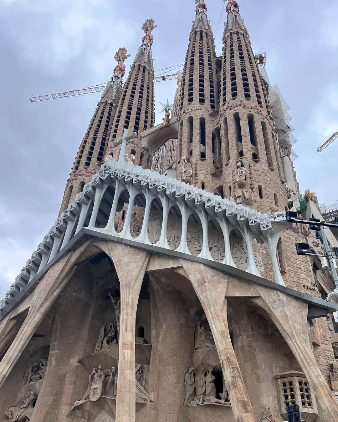 Remiさんのインスタグラム写真 - (RemiInstagram)「Sagrada Família, Barcelona🇪🇸 西地中海クルーズの寄港地、スペイン・バロセロナでサグラダ・ファミリアへ。 母とのスペイン旅行以来、14年ぶり2回目の訪問。  これぞ百聞は一見にしかずの壮大なガウディ建築✨ 完成まであと150年はかかると言われ生きているうちに完成形を見ることはないと思っていた未完の世界遺産。 なんと技術の進歩と寄付金により工期が大幅に短縮されて、3年後の2026年に完成する予定なんだそう！ ある意味貴重な建設中のサグラダ・ファミリアに🙏🏼  ------------ 📍#Barcelona, #Spain 🏰 #SagradaFamília  ⚓️ @msccruisesofficial  🛳  #mscdivina  👨‍👩‍👧‍👦 @hh.channel2023  🗓 2023.10.13-24  #サグラダファミリア #クルーズ旅  #MSCクルーズ #ヨーロッパクルーズ #地中海クルーズ #子連れクルーズ #子連れ旅行 #子連れ世界一周 #世界一周中 #世界一周旅行 #worldroundtrip #sagradafamilia #barcelona #msc #mediterranean #mediterraneancruise #msccruises #cruise #cruiselife #familycruise #remi_world2023」10月22日 23時24分 - remi_912