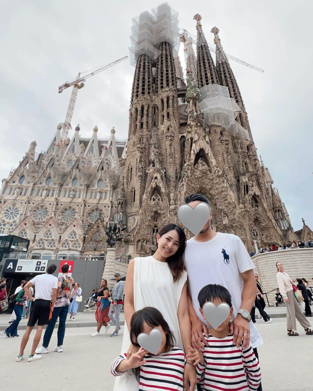Remiさんのインスタグラム写真 - (RemiInstagram)「Sagrada Família, Barcelona🇪🇸 西地中海クルーズの寄港地、スペイン・バロセロナでサグラダ・ファミリアへ。 母とのスペイン旅行以来、14年ぶり2回目の訪問。  これぞ百聞は一見にしかずの壮大なガウディ建築✨ 完成まであと150年はかかると言われ生きているうちに完成形を見ることはないと思っていた未完の世界遺産。 なんと技術の進歩と寄付金により工期が大幅に短縮されて、3年後の2026年に完成する予定なんだそう！ ある意味貴重な建設中のサグラダ・ファミリアに🙏🏼  ------------ 📍#Barcelona, #Spain 🏰 #SagradaFamília  ⚓️ @msccruisesofficial  🛳  #mscdivina  👨‍👩‍👧‍👦 @hh.channel2023  🗓 2023.10.13-24  #サグラダファミリア #クルーズ旅  #MSCクルーズ #ヨーロッパクルーズ #地中海クルーズ #子連れクルーズ #子連れ旅行 #子連れ世界一周 #世界一周中 #世界一周旅行 #worldroundtrip #sagradafamilia #barcelona #msc #mediterranean #mediterraneancruise #msccruises #cruise #cruiselife #familycruise #remi_world2023」10月22日 23時24分 - remi_912