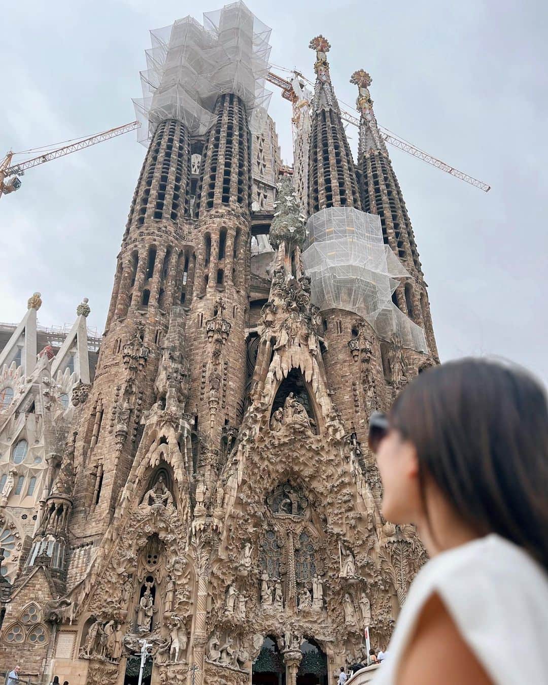 Remiのインスタグラム：「Sagrada Família, Barcelona🇪🇸 西地中海クルーズの寄港地、スペイン・バロセロナでサグラダ・ファミリアへ。 母とのスペイン旅行以来、14年ぶり2回目の訪問。  これぞ百聞は一見にしかずの壮大なガウディ建築✨ 完成まであと150年はかかると言われ生きているうちに完成形を見ることはないと思っていた未完の世界遺産。 なんと技術の進歩と寄付金により工期が大幅に短縮されて、3年後の2026年に完成する予定なんだそう！ ある意味貴重な建設中のサグラダ・ファミリアに🙏🏼  ------------ 📍#Barcelona, #Spain 🏰 #SagradaFamília  ⚓️ @msccruisesofficial  🛳  #mscdivina  👨‍👩‍👧‍👦 @hh.channel2023  🗓 2023.10.13-24  #サグラダファミリア #クルーズ旅  #MSCクルーズ #ヨーロッパクルーズ #地中海クルーズ #子連れクルーズ #子連れ旅行 #子連れ世界一周 #世界一周中 #世界一周旅行 #worldroundtrip #sagradafamilia #barcelona #msc #mediterranean #mediterraneancruise #msccruises #cruise #cruiselife #familycruise #remi_world2023」