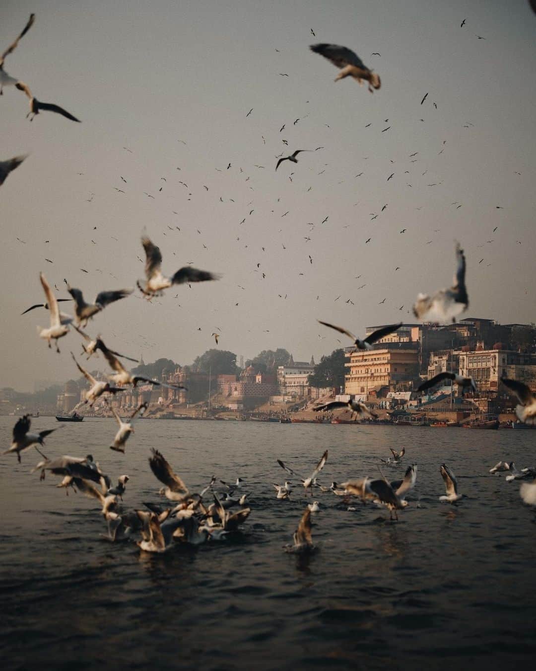 AnOther Magazineのインスタグラム：「Emerging photographers! Every week we’re spotlighting your images #AMWeeklyPhoto⁠⁠⁠ ❤️⁠ ⁠⁠⁠ This week’s submission is captured by photographer @van_sant_ in Varanasi, India 📸⁠ ⁠ ⁠ ⁠ Swipe through to find out the details for submission ➡️⁠」