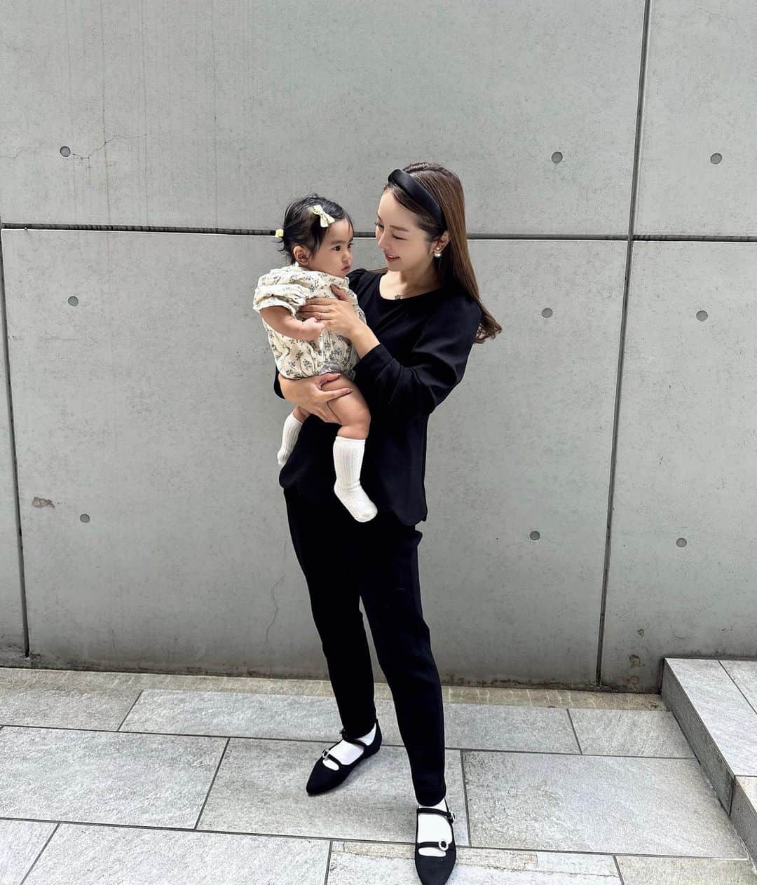 Akaneさんのインスタグラム写真 - (AkaneInstagram)「. オールブラック🖤 お𝗇𝖾𝗐の靴に靴下合わせ可愛い🧦 スカラップのトップスもお気に入りやし 好きなコーデ🐈‍⬛🖤  tops @nostalgia_jp  pants @birthdaybashshop  shoes @sesto_shoes   トップスはzozotown限定アイテムで 1000円offクーポン有り♡ @nostalgia_zozotown   #いつかの服#低身長コーデ#パンツコーデ #女の子ママ#ママコーデ#娘コーデ#9ヶ月ベビー  #nostalgiajp#ノスタルジア#noszozo#pr」10月22日 23時25分 - ____akanechin