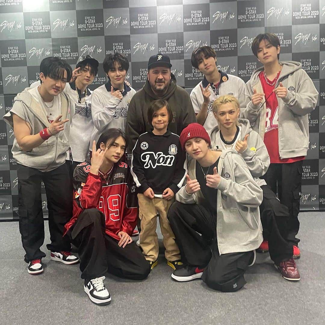 サム・ハミントンさんのインスタグラム写真 - (サム・ハミントンInstagram)「@realstraykids 정말 멋진 공연 너무 감사해요! @williamhammington 첫공연은 뜻깊은 의미 됐고 평생 잊지 못할것같아요.  그리고 @gnabnahc & @yong.lixx 정말 자랑스럽다! 보는 내내 호주사람으로서 너무 뿌듯했다.  Last night I got to finally experience Stray Kids live and also let William experience his first ever concert. And they really put on a performance, thank you guys. We loved the whole show. Bang Chan and Felix, I am so proud of everything you guys have achieved and look forward to even more in the future.  Having come from Australia and doing what you do makes it all the more special.  Love you guys!!」10月22日 23時27分 - samhammington