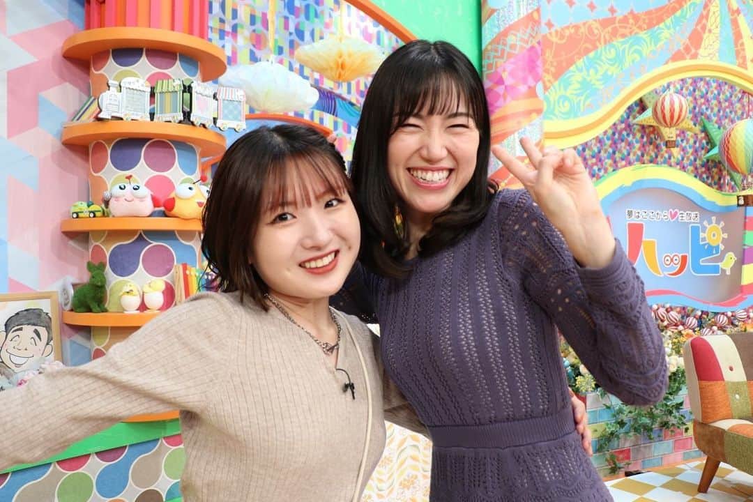 服部未佳さんのインスタグラム写真 - (服部未佳Instagram)「昨日のハッピィ🌳 ゲストは方言研究家で川柳作家の 渋谷伯龍さん！ 穏やかで優しい雰囲気と ご披露いただいた川柳に 心温まりました☺️ はぴさんぽ🚃に登場した お孫さんの音和くん、可愛かったですね🥹  ハッピィぐるめは新そば特集！ スタジオには弘前市の彦庵から はるちゃんこと石戸谷治彦さん登場😎 見た目はロック！腕は本物！イェーイ❤️‍🔥 ありがとうございました🕺  お天気は太陽ちゃん🫶🏻 太陽ちゃんお肌綺麗すぎる〜！ でも、それ言うと、変な顔する〜😗笑  ハレのちエンタにおさまりきらなかった 王林ちゃんインタビュー番外編も お送りしました💖  衣装はSTYLIAから EmiriaWizのコーディネートです👗#衣装提供   #渋谷伯龍 さん #方言 #研究科 #川柳 #作家  #彦庵 #弘前市 #新そば  #太陽 ちゃん #ライスボール  #あべこうじ さん #木邨将太 アナ #服部未佳 #アナウンサー #ハッピィ」10月22日 23時27分 - mikahattori_aba