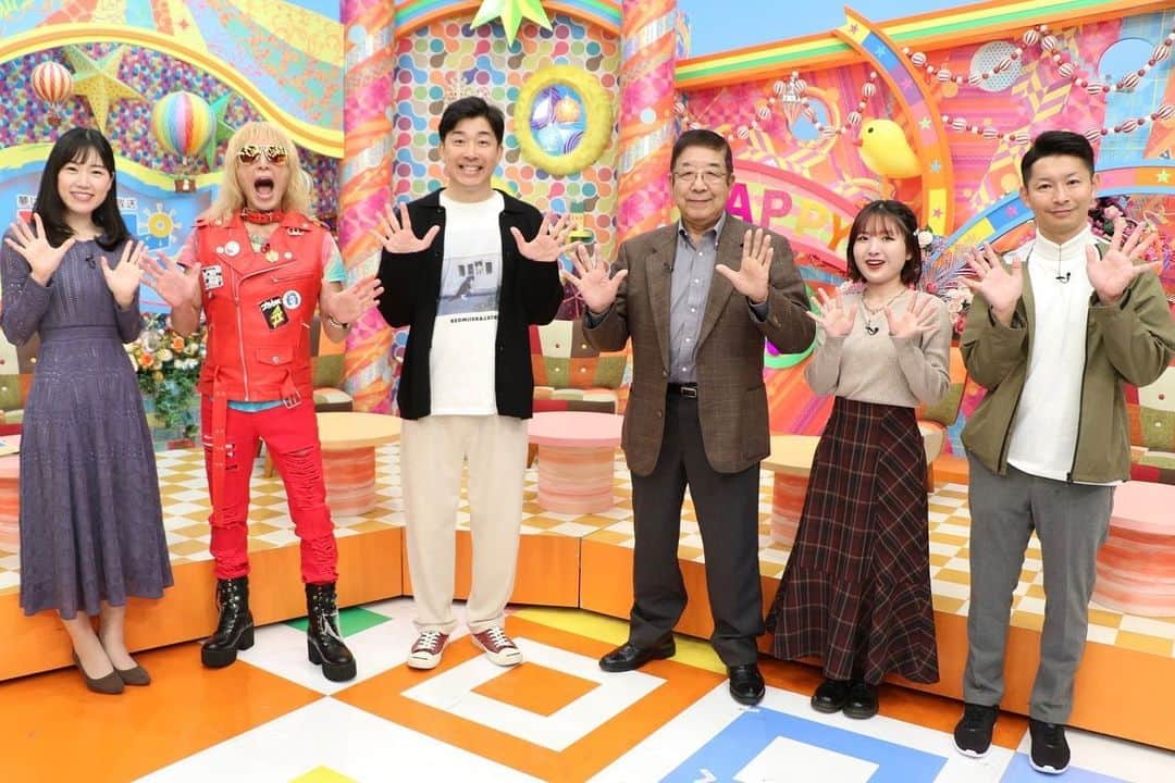 服部未佳さんのインスタグラム写真 - (服部未佳Instagram)「昨日のハッピィ🌳 ゲストは方言研究家で川柳作家の 渋谷伯龍さん！ 穏やかで優しい雰囲気と ご披露いただいた川柳に 心温まりました☺️ はぴさんぽ🚃に登場した お孫さんの音和くん、可愛かったですね🥹  ハッピィぐるめは新そば特集！ スタジオには弘前市の彦庵から はるちゃんこと石戸谷治彦さん登場😎 見た目はロック！腕は本物！イェーイ❤️‍🔥 ありがとうございました🕺  お天気は太陽ちゃん🫶🏻 太陽ちゃんお肌綺麗すぎる〜！ でも、それ言うと、変な顔する〜😗笑  ハレのちエンタにおさまりきらなかった 王林ちゃんインタビュー番外編も お送りしました💖  衣装はSTYLIAから EmiriaWizのコーディネートです👗#衣装提供   #渋谷伯龍 さん #方言 #研究科 #川柳 #作家  #彦庵 #弘前市 #新そば  #太陽 ちゃん #ライスボール  #あべこうじ さん #木邨将太 アナ #服部未佳 #アナウンサー #ハッピィ」10月22日 23時27分 - mikahattori_aba