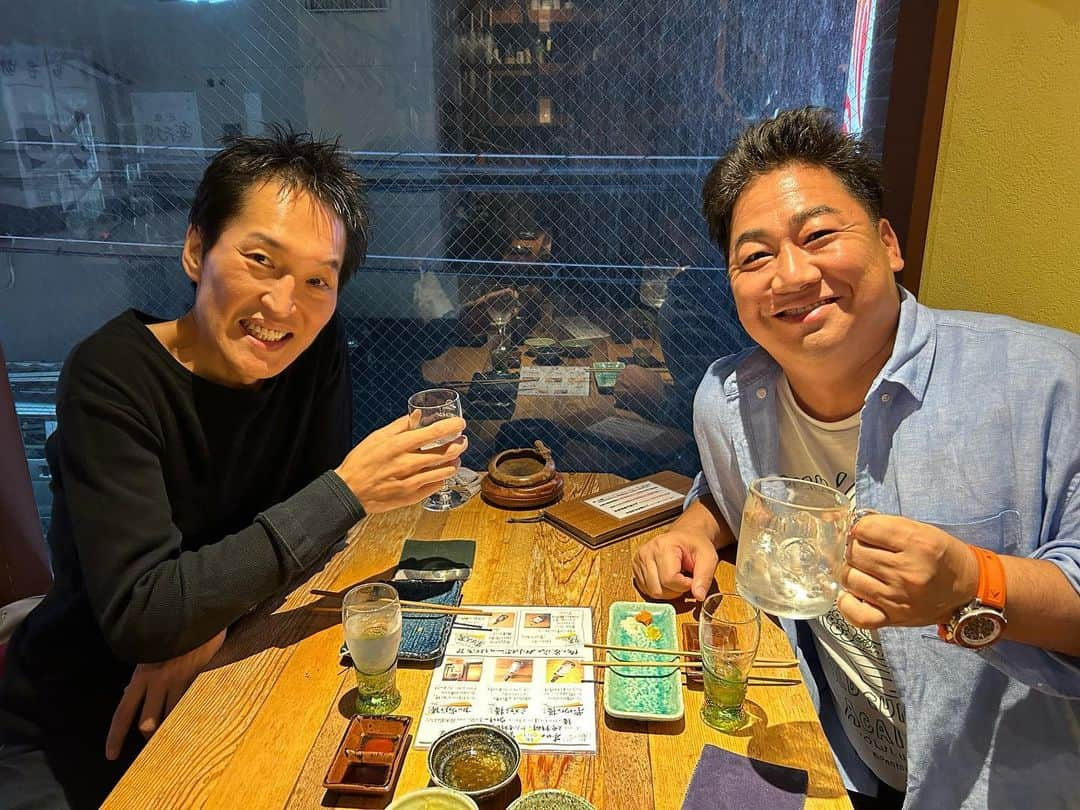 川原豪介さんのインスタグラム写真 - (川原豪介Instagram)「ジュニアさんと福岡で乾杯🍻お久しぶりに飲ませて頂きました‼️東京時代からずっとお世話になってます。いろんなお話しできて良かったです。焼き鳥【俺ん家】今日も美味しかった😋さわらの炙り美味くてジュニアさんびっくりしとりました🐟明日からまた頑張ろ〜💪 #千原ジュニアさん  #焼き鳥  #俺ん家  #大名  #さわらのあぶり  #ばりうま  #次は焼き鳥で」10月22日 23時28分 - blueriver_kawa