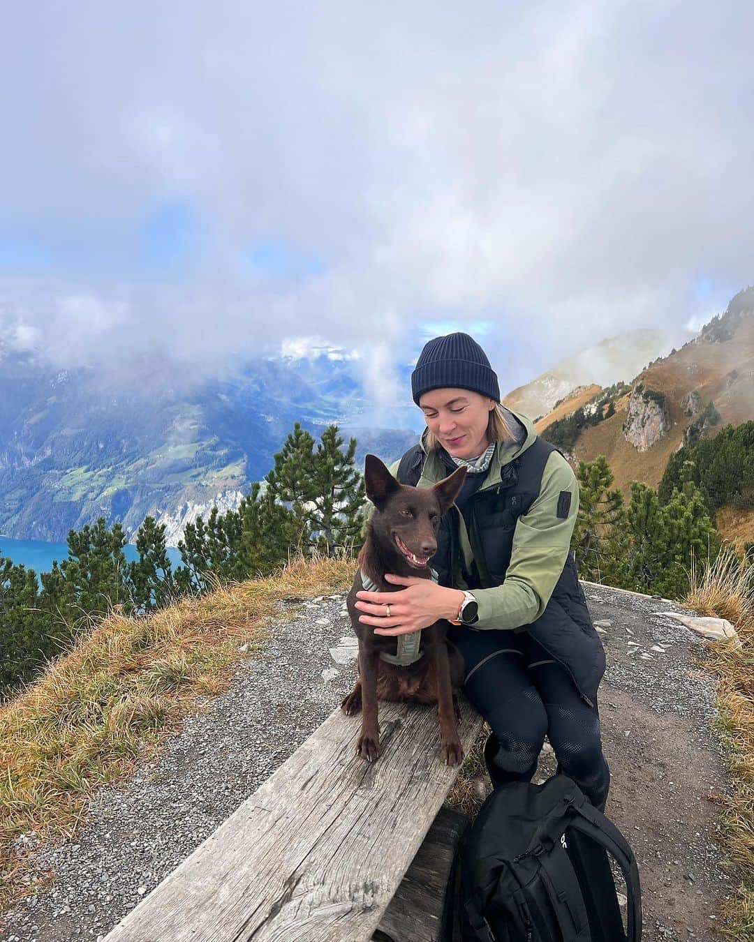アレクサンドラ・ブルクハルトさんのインスタグラム写真 - (アレクサンドラ・ブルクハルトInstagram)「Two outdoor buddies who never disappoint 🫶 Elli 🐾 und die neue @polardach Vantage V3 mit  Offline Karten, Hauttemperatur-Messung & EKG am Handgelenk 😱  #polarvantagev3 #polarambassador #polarathlete #polardach」10月22日 23時31分 - lexbu