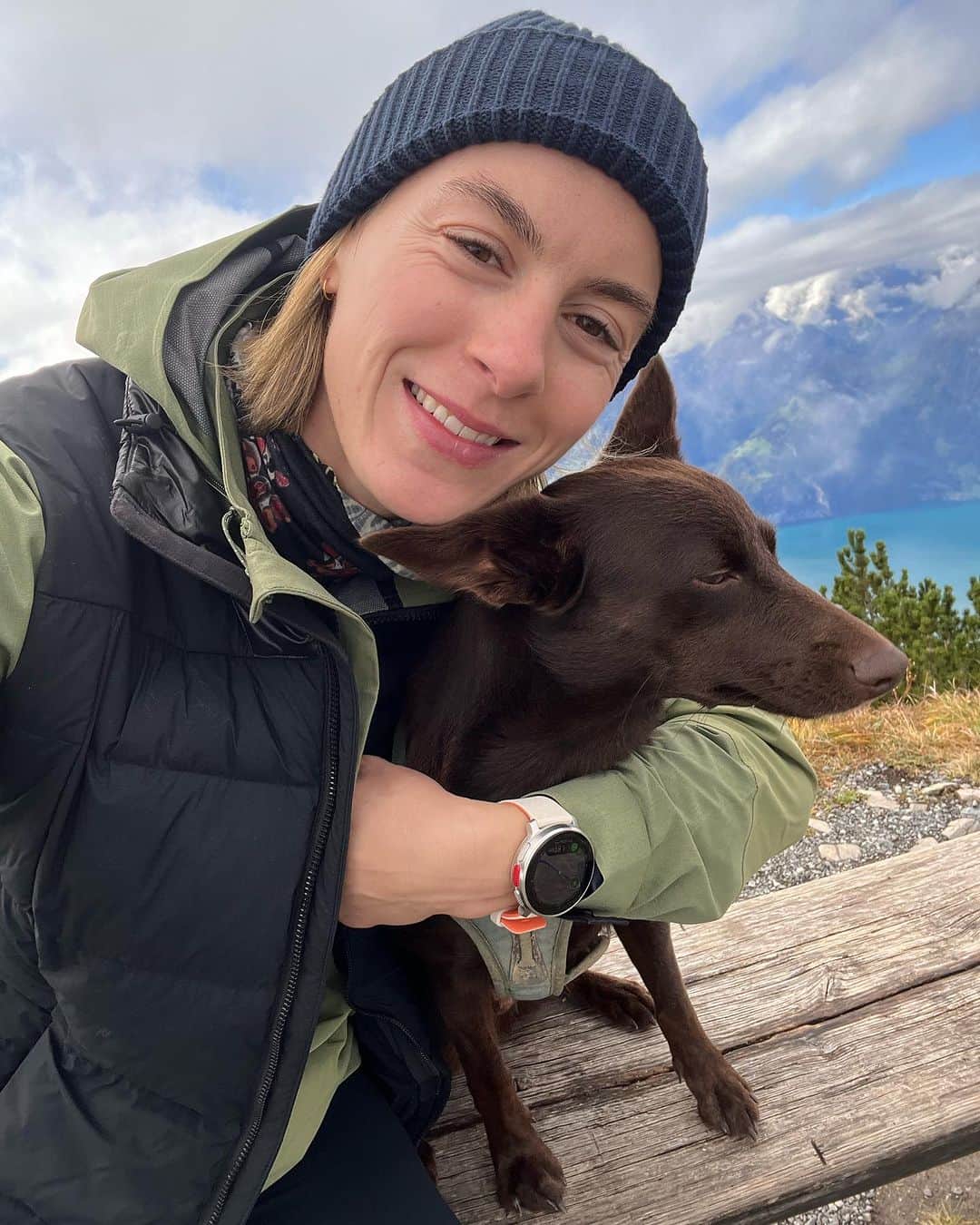 アレクサンドラ・ブルクハルトのインスタグラム：「Two outdoor buddies who never disappoint 🫶 Elli 🐾 und die neue @polardach Vantage V3 mit  Offline Karten, Hauttemperatur-Messung & EKG am Handgelenk 😱  #polarvantagev3 #polarambassador #polarathlete #polardach」