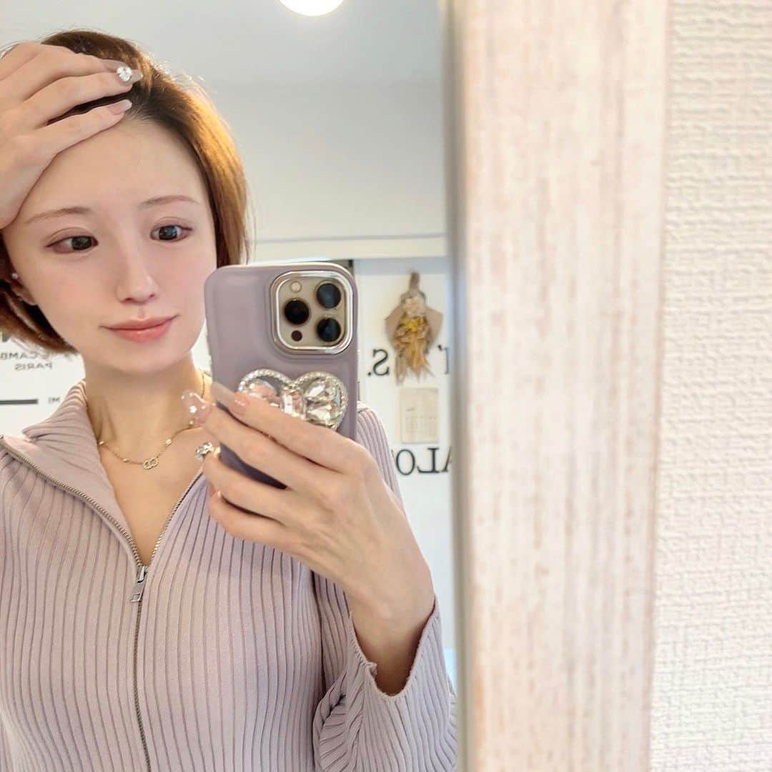 駒井まちさんのインスタグラム写真 - (駒井まちInstagram)「長いお付き合いになるさきえさんのサロン S.beautysalon(@s.beauty.salon701 )へ🪞🫧  さきえさんが超小顔で説得力しかないので ドライヘッドスパ＋小顔矯正＋デコルテリンパのコースでお願いしました💆🏻‍♀️  根本から改善を目指した施術で 自分の悩み(歪みや痛みなど)が何故起きてるのかを 丁寧に説明して頂いてから 90分しっかり施術して頂き(もはや治療☝️) ホームケアのアドバイスも🪄 鏡を見て気になる顔の歪みが整ったのはもちろん、 肩周りが本当にすっきりして身体の重さも取れました😭💫  ホットペッパーにもお得なクーポンが 記載されているので是非チェックしてみてください☺️🌿  #フェイシャル #フェイシャルエステ #エステ #エステサロン #デコルテ #デコルテリンパ  #マッサージ #ヘッドスパ #ドライヘッドスパ #ドライヘッドマッサージ #小顔矯正 #大阪 #本町 #新町 #osaka #beauty」10月22日 23時33分 - _komaimachi_