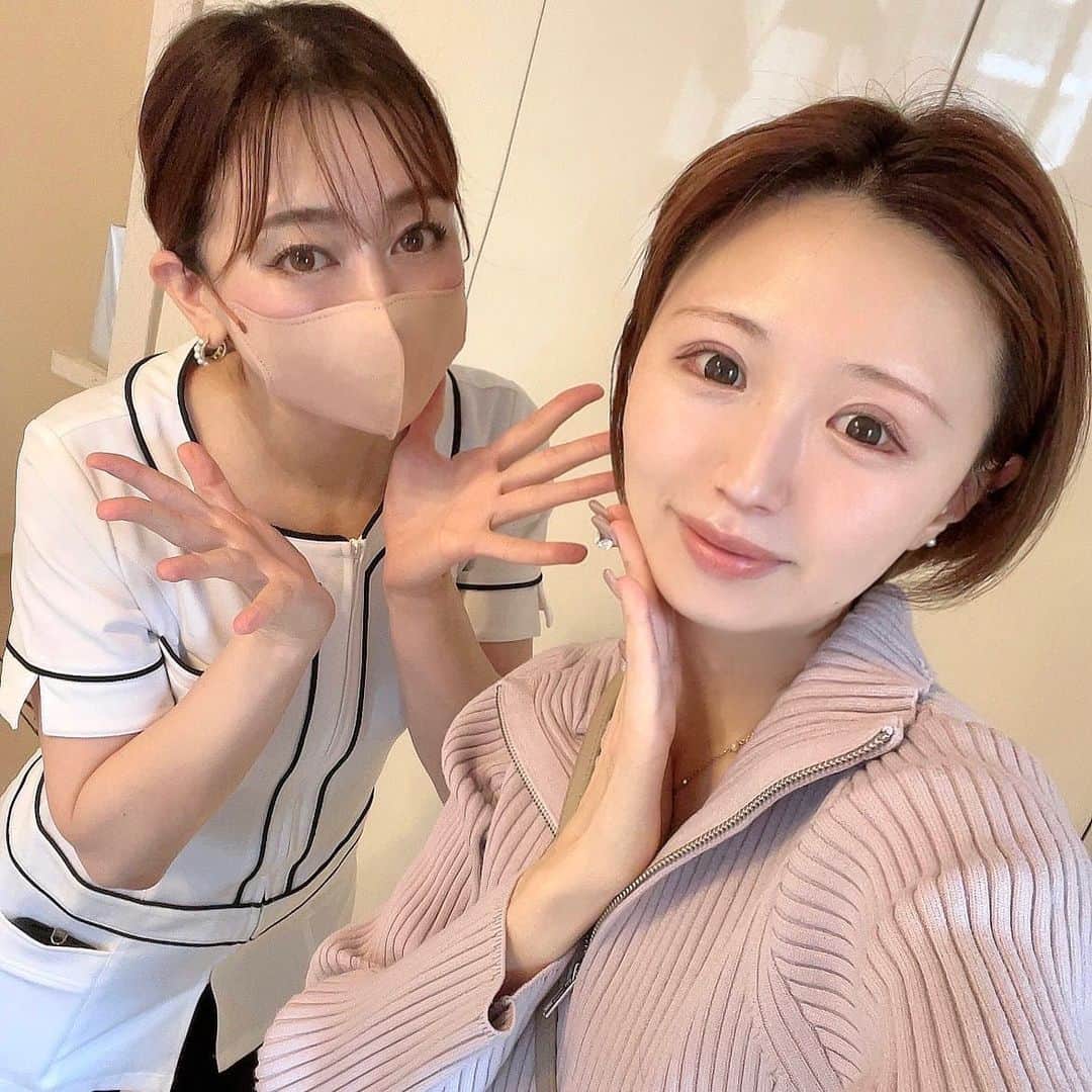 駒井まちさんのインスタグラム写真 - (駒井まちInstagram)「長いお付き合いになるさきえさんのサロン S.beautysalon(@s.beauty.salon701 )へ🪞🫧  さきえさんが超小顔で説得力しかないので ドライヘッドスパ＋小顔矯正＋デコルテリンパのコースでお願いしました💆🏻‍♀️  根本から改善を目指した施術で 自分の悩み(歪みや痛みなど)が何故起きてるのかを 丁寧に説明して頂いてから 90分しっかり施術して頂き(もはや治療☝️) ホームケアのアドバイスも🪄 鏡を見て気になる顔の歪みが整ったのはもちろん、 肩周りが本当にすっきりして身体の重さも取れました😭💫  ホットペッパーにもお得なクーポンが 記載されているので是非チェックしてみてください☺️🌿  #フェイシャル #フェイシャルエステ #エステ #エステサロン #デコルテ #デコルテリンパ  #マッサージ #ヘッドスパ #ドライヘッドスパ #ドライヘッドマッサージ #小顔矯正 #大阪 #本町 #新町 #osaka #beauty」10月22日 23時33分 - _komaimachi_