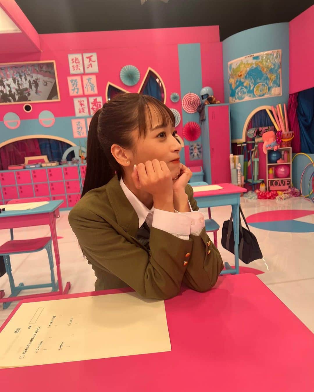 近藤千尋さんのインスタグラム写真 - (近藤千尋Instagram)「呼び出し先生たなか🧑‍🏫📺 ママスペシャル〜👏🩷🫶 明日オンエアです🤍🤍🤍  頑張ってテストしてきました‼️笑 村重ちゃん、なぎぼぉと一緒に 心強かったです✨🥹 是非みてね！！！  前の収録以来の制服。笑 なんかごめんなさいってなるよね😂😂😂笑🩷  明日からまた1週間がんばろうね🎵」10月22日 23時35分 - chipichan.1215