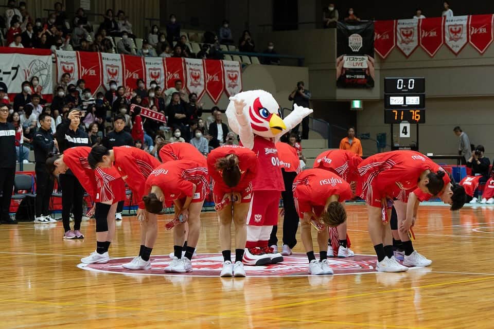 林咲希さんのインスタグラム写真 - (林咲希Instagram)「10月21日、22日 vs アイシン たくさんの応援ありがとうございました！！ ホームゲームでの試合は初めてでしたが声援がすごくてたくさん後押しして頂きました🙇🏻‍♀️✨ ありがとうございました！！  タフな2日間でしたが、写真で見返すとこんなにも喜んでるメンバーがいて、もっともっと頑張らなきゃなと思うし、もっとみんなで頑張っていこうって思います！  これからステップアップして皆さんにいいプレーいい試合をお見せできるよう頑張ります！！  たくさんの応援ありがとうございました！！ 来週も頑張ります！ #wリーグ  流さんとのマッチアップ緊張した。」10月22日 23時38分 - h_kiki__7