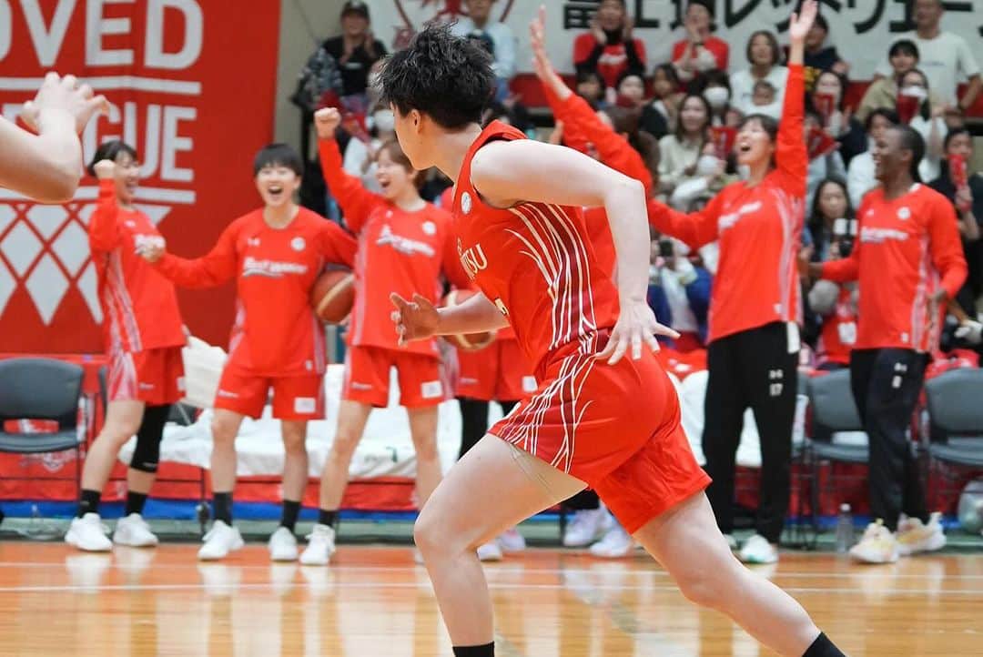 林咲希さんのインスタグラム写真 - (林咲希Instagram)「10月21日、22日 vs アイシン たくさんの応援ありがとうございました！！ ホームゲームでの試合は初めてでしたが声援がすごくてたくさん後押しして頂きました🙇🏻‍♀️✨ ありがとうございました！！  タフな2日間でしたが、写真で見返すとこんなにも喜んでるメンバーがいて、もっともっと頑張らなきゃなと思うし、もっとみんなで頑張っていこうって思います！  これからステップアップして皆さんにいいプレーいい試合をお見せできるよう頑張ります！！  たくさんの応援ありがとうございました！！ 来週も頑張ります！ #wリーグ  流さんとのマッチアップ緊張した。」10月22日 23時38分 - h_kiki__7
