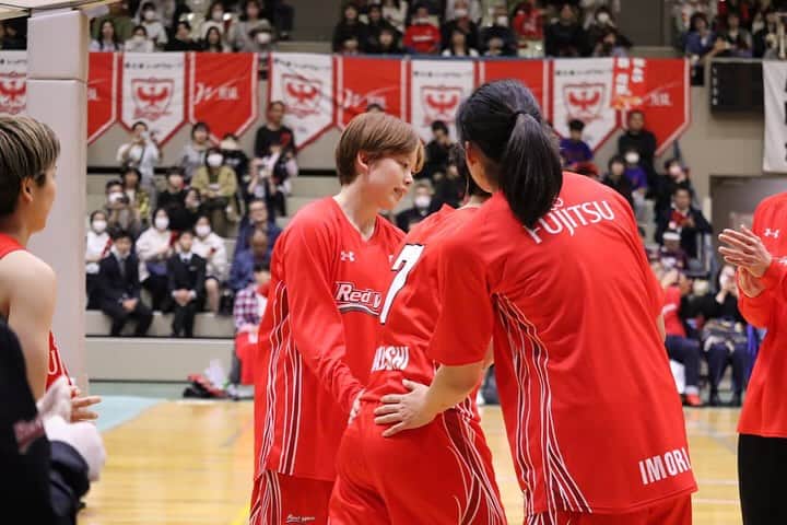 林咲希さんのインスタグラム写真 - (林咲希Instagram)「10月21日、22日 vs アイシン たくさんの応援ありがとうございました！！ ホームゲームでの試合は初めてでしたが声援がすごくてたくさん後押しして頂きました🙇🏻‍♀️✨ ありがとうございました！！  タフな2日間でしたが、写真で見返すとこんなにも喜んでるメンバーがいて、もっともっと頑張らなきゃなと思うし、もっとみんなで頑張っていこうって思います！  これからステップアップして皆さんにいいプレーいい試合をお見せできるよう頑張ります！！  たくさんの応援ありがとうございました！！ 来週も頑張ります！ #wリーグ  流さんとのマッチアップ緊張した。」10月22日 23時38分 - h_kiki__7