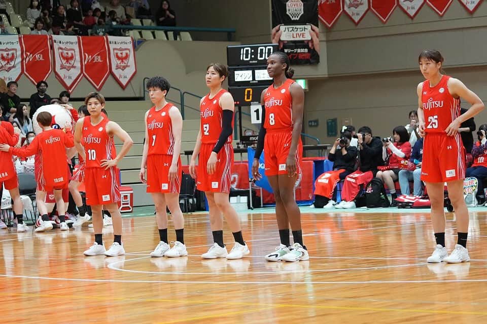 林咲希さんのインスタグラム写真 - (林咲希Instagram)「10月21日、22日 vs アイシン たくさんの応援ありがとうございました！！ ホームゲームでの試合は初めてでしたが声援がすごくてたくさん後押しして頂きました🙇🏻‍♀️✨ ありがとうございました！！  タフな2日間でしたが、写真で見返すとこんなにも喜んでるメンバーがいて、もっともっと頑張らなきゃなと思うし、もっとみんなで頑張っていこうって思います！  これからステップアップして皆さんにいいプレーいい試合をお見せできるよう頑張ります！！  たくさんの応援ありがとうございました！！ 来週も頑張ります！ #wリーグ  流さんとのマッチアップ緊張した。」10月22日 23時38分 - h_kiki__7