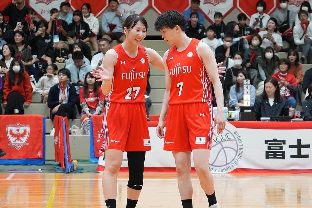 林咲希さんのインスタグラム写真 - (林咲希Instagram)「10月21日、22日 vs アイシン たくさんの応援ありがとうございました！！ ホームゲームでの試合は初めてでしたが声援がすごくてたくさん後押しして頂きました🙇🏻‍♀️✨ ありがとうございました！！  タフな2日間でしたが、写真で見返すとこんなにも喜んでるメンバーがいて、もっともっと頑張らなきゃなと思うし、もっとみんなで頑張っていこうって思います！  これからステップアップして皆さんにいいプレーいい試合をお見せできるよう頑張ります！！  たくさんの応援ありがとうございました！！ 来週も頑張ります！ #wリーグ  流さんとのマッチアップ緊張した。」10月22日 23時38分 - h_kiki__7