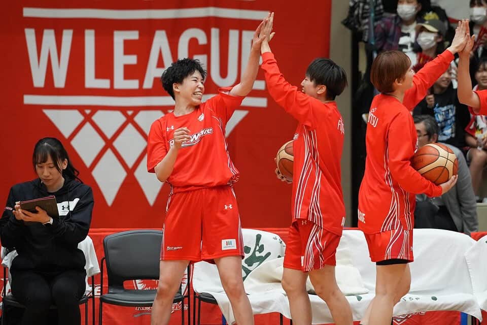 林咲希さんのインスタグラム写真 - (林咲希Instagram)「10月21日、22日 vs アイシン たくさんの応援ありがとうございました！！ ホームゲームでの試合は初めてでしたが声援がすごくてたくさん後押しして頂きました🙇🏻‍♀️✨ ありがとうございました！！  タフな2日間でしたが、写真で見返すとこんなにも喜んでるメンバーがいて、もっともっと頑張らなきゃなと思うし、もっとみんなで頑張っていこうって思います！  これからステップアップして皆さんにいいプレーいい試合をお見せできるよう頑張ります！！  たくさんの応援ありがとうございました！！ 来週も頑張ります！ #wリーグ  流さんとのマッチアップ緊張した。」10月22日 23時38分 - h_kiki__7