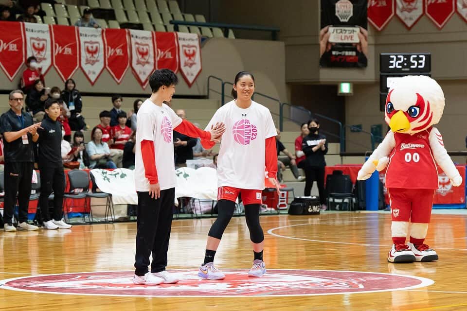 林咲希さんのインスタグラム写真 - (林咲希Instagram)「10月21日、22日 vs アイシン たくさんの応援ありがとうございました！！ ホームゲームでの試合は初めてでしたが声援がすごくてたくさん後押しして頂きました🙇🏻‍♀️✨ ありがとうございました！！  タフな2日間でしたが、写真で見返すとこんなにも喜んでるメンバーがいて、もっともっと頑張らなきゃなと思うし、もっとみんなで頑張っていこうって思います！  これからステップアップして皆さんにいいプレーいい試合をお見せできるよう頑張ります！！  たくさんの応援ありがとうございました！！ 来週も頑張ります！ #wリーグ  流さんとのマッチアップ緊張した。」10月22日 23時38分 - h_kiki__7