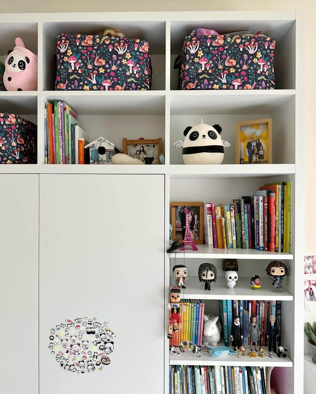 Ilana Wilesさんのインスタグラム写真 - (Ilana WilesInstagram)「It took almost two years but we finally found Harlow’s dream bedding. We had to go DEEP into the Urban Outfitters website until suddenly the 70s style mushroom floral pattern revealed itself in the sale section, one sham and sheet set at a time. Harlow came to me a few weeks ago with a proposal to upgrade her room. She had inspiration photos and links to everything and I told her we could do it as an early birthday present. That night she hugged me and said, “I’m so excited. But also I feel like it’s never going to happen.” Ouch! I felt that! The next day, she started brutally clearing out her room. She’s a sentimental kid who likes to hang onto everything so I knew she meant business. So far, we got the bedding, a custom window seat pillow made on Etsy, a mushroom lamp that makes little flowers on her ceiling and forest patterned bins for her shelf. Small but meaningful changes. I feel like we struggled a few years ago because I wanted to control more of the decisions, but you know what? Harlow’s version is a lot cheaper 😂」10月22日 23時38分 - mommyshorts