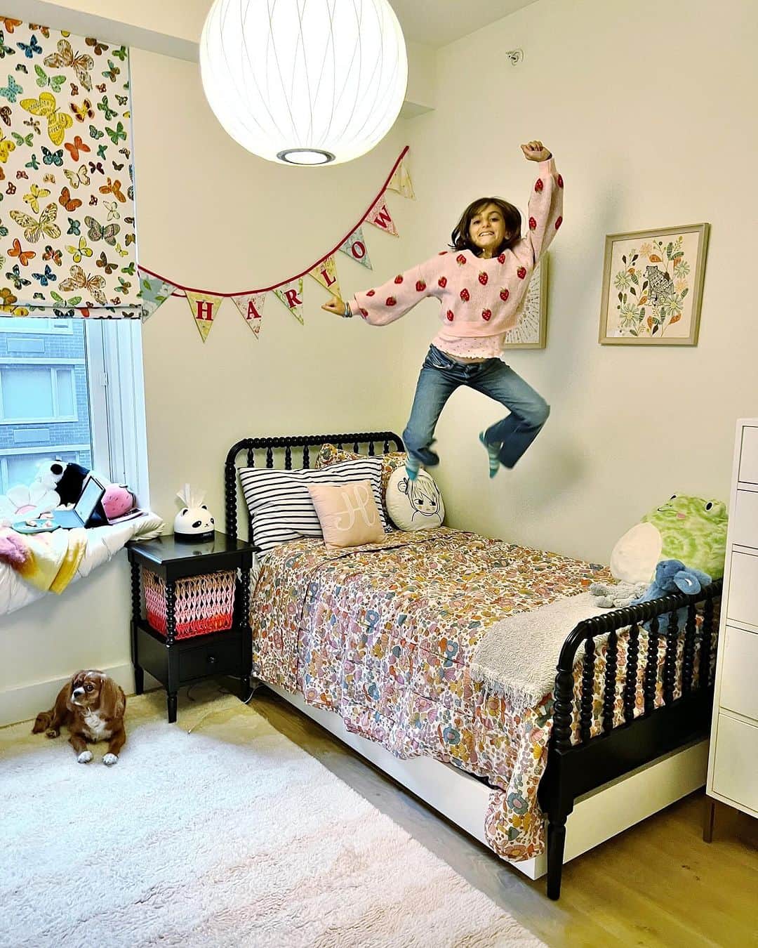 Ilana Wilesのインスタグラム：「It took almost two years but we finally found Harlow’s dream bedding. We had to go DEEP into the Urban Outfitters website until suddenly the 70s style mushroom floral pattern revealed itself in the sale section, one sham and sheet set at a time. Harlow came to me a few weeks ago with a proposal to upgrade her room. She had inspiration photos and links to everything and I told her we could do it as an early birthday present. That night she hugged me and said, “I’m so excited. But also I feel like it’s never going to happen.” Ouch! I felt that! The next day, she started brutally clearing out her room. She’s a sentimental kid who likes to hang onto everything so I knew she meant business. So far, we got the bedding, a custom window seat pillow made on Etsy, a mushroom lamp that makes little flowers on her ceiling and forest patterned bins for her shelf. Small but meaningful changes. I feel like we struggled a few years ago because I wanted to control more of the decisions, but you know what? Harlow’s version is a lot cheaper 😂」