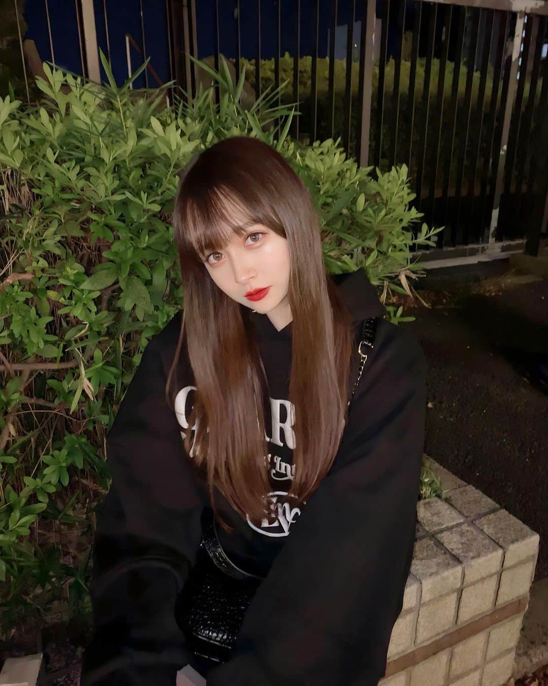ナタリア聖奈さんのインスタグラム写真 - (ナタリア聖奈Instagram)「・ 🐈‍⬛💭  #ナタリア聖奈 #パーカーコーデ #パーカー女子 #ブラックコーデ」10月22日 23時39分 - _natamilk_