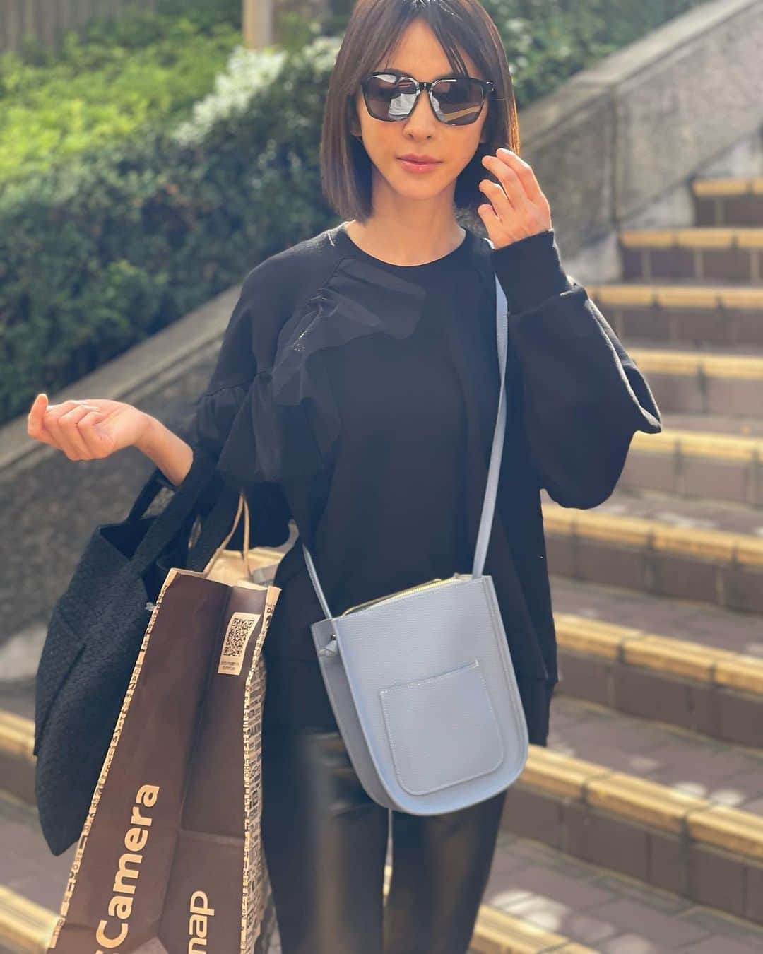 木本泉のインスタグラム：「- なかなか帰ってこない２人w  ビックカメラってこんな大きな紙袋があるのねw🛍️  今週こそは、私もお買い物行きたいな🎶」
