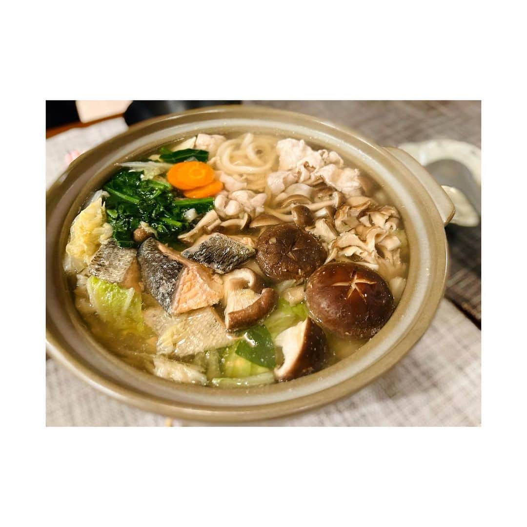 三倉茉奈さんのインスタグラム写真 - (三倉茉奈Instagram)「お鍋の季節、到来。 やっぱりいいね。 秋鮭、きのこ色々、鶏肉、豚肉、ほうれん草。 秋っぽくなった☺︎」10月22日 23時45分 - mana_mikura_official