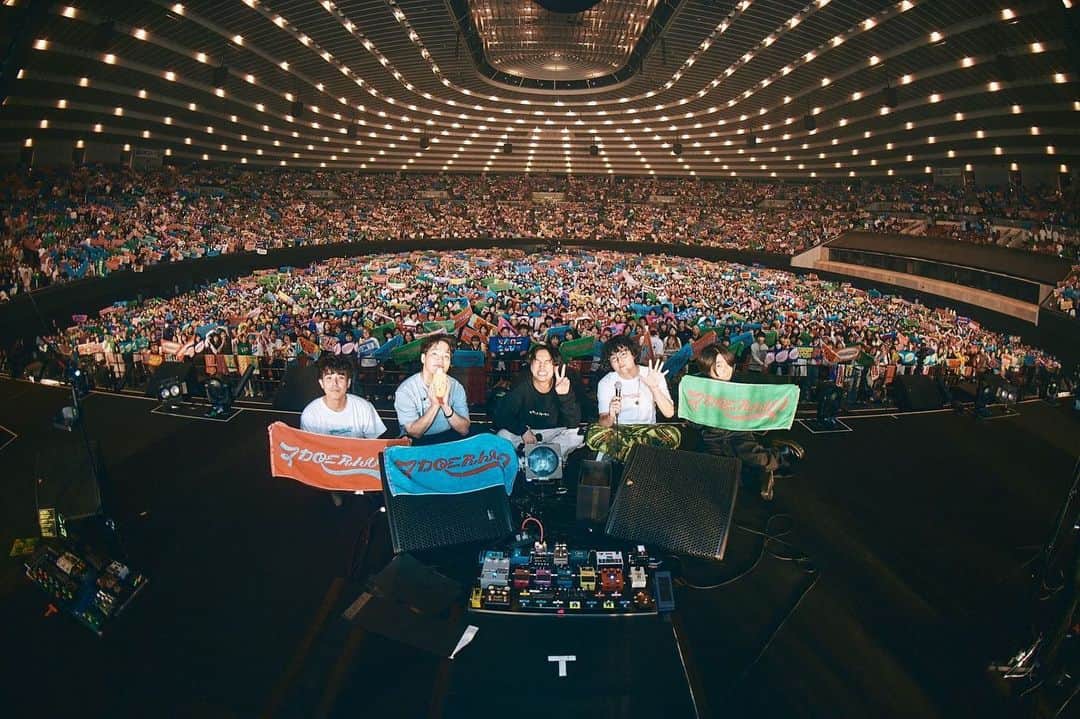 田辺由明のインスタグラム：「【マカロックツアーvol.16】大阪day 2ありがとうございました！！  大阪はもはやホームグラウンド。 安心感が半端ない…！！  みんなとたくさん会話が出来て、音と身体でコミュニケーションが出来て嬉しかったです！！  １万人の自己紹介を一度に聞くことなんてもうないだろうな😂  photo by 酒井ダイスケ @imdaisukesakai」
