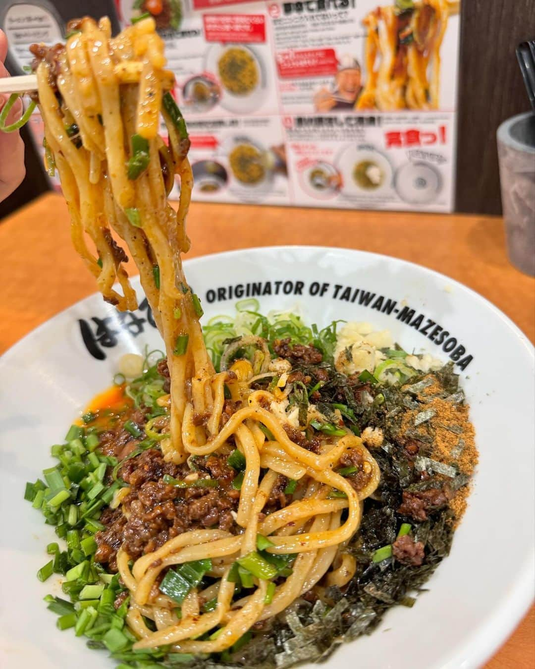 ミシェリマリコさんのインスタグラム写真 - (ミシェリマリコInstagram)「まぜそば食べたよ♪  先日愛知県半田市にある @hanabi_handaseisiro さんに行ってきました✨  店内はカウンターオンリーの落ち着いた感じのお店だったよ😊 私はベビーちゃんと行ったんだけどカウンターにベビーカーのスペース作ってくれて店員さんとても優しかった🥺  今回食べたのは台湾まぜそば＆追い飯‼︎ ピリ辛にニンニクが効いてて私が大好きな味でした🥺麺はモチモチしていて食べやすいし美味しかった✨ 少し残ったミンチに追い飯を入れて食べる‼︎←これ絶対やる🤤✨ 最後まで台湾まぜそばが楽しめて幸せ〜  編集してたらまた食べたくなっちゃった🫠✨  気になった人は行ってみてね♪ 🔻住所🔻 愛知県半田市清城町1-2-5 台湾まぜそばはなび半田清城店  PR @hanabi_handaseisiro #まぜそば好きな人と繋がりたい #まぜそばグラム #半田まぜそば #まぜそば大好き #台湾まぜそば #台湾まぜそばはなび #半田市グルメ #麺屋はなび」10月22日 23時47分 - michellymariko