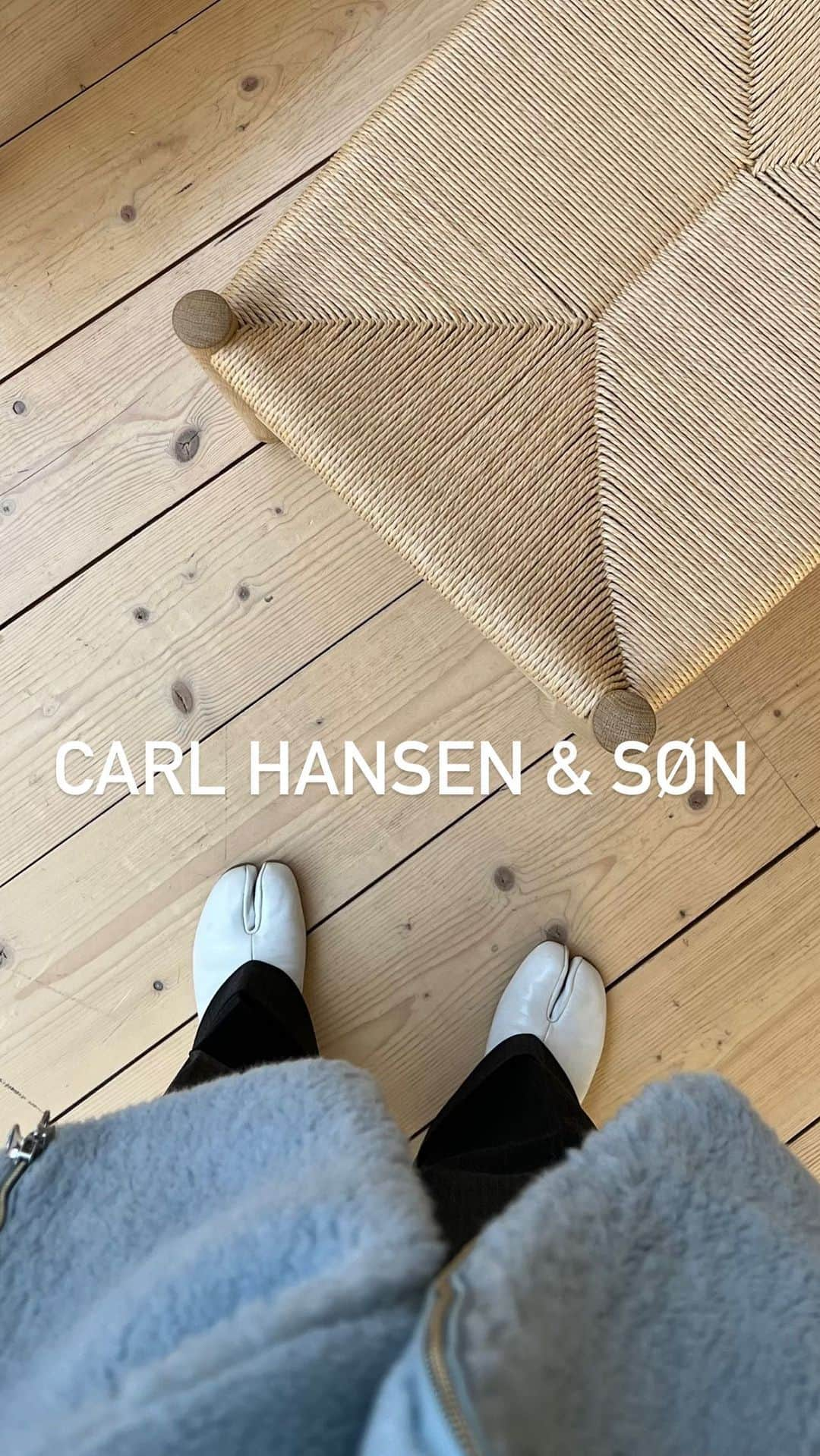 生駒幸恵のインスタグラム：「千駄ヶ谷のCarl Hansen & Sønのジャパンオフィスが一般初公開となるときいて行ってきました🪑 みんな大好きなYチェアはもちろん🫶🏼 新作のCH45はめちゃくちゃ座りやすくてリラックスできる。 いつか大きなリビングに置きたい。 最近購入したCH24と合わせたら完璧🕊️(リプロダクトにしなくてよかった笑)  ロンハーマンもカールハンセンだらけだと聞いてしっかり行ってきました☺︎  インテリアは初心者だけれど、自分の好きなテイストがわかってきたらおもしろい。 私は北欧の中でもモダンよりは ナチュラルが好きなんだなーとか、ナチュラルすぎるよりは多少のアクセントでクリアは取り入れたいなとか。 トレンドで変わるものもあるけれど、これはずっと好きなのかな？とか。  いつか家垢を作るのが夢です🏡  #yチェア #carlhansenandson #ch45 #hansjwegner #rockingchair #wegner #カールハンセン #カールハンセンアンドサン #carlhansenandsonjapan #カールハンセンのある暮らし #elledecor #designarttokyo2023 #elledecordesignwalk2023 #elledecordesignwalk」