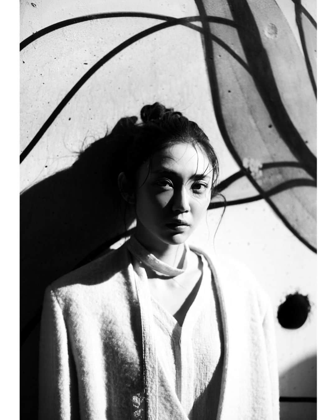 山谷花純のインスタグラム：「ご褒美は、先派。 来月からのスケジュールを乗り切る為、久しぶりに服を買った。 選びながら、30代も着れるかなぁって考えてる自分にしっかり大人になってしまったなぁって思いました。 早く着たいな☆  #山谷花純 #櫻井圭佑 #ポートレート #portrait」
