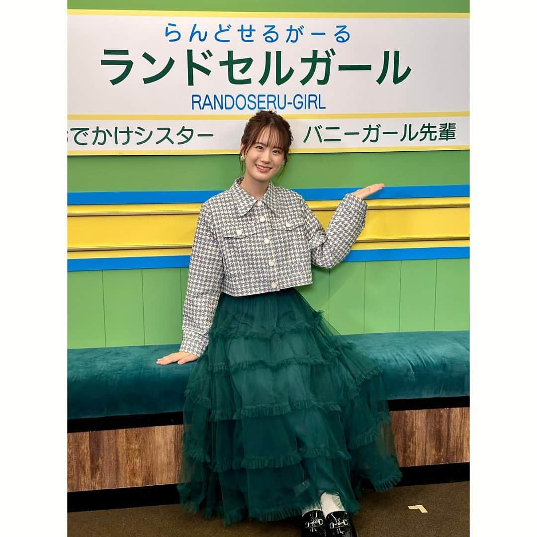 瀬戸麻沙美のインスタグラム：「アニメ青ブタ５周年記念特番でした🎉 12/1公開の「青春ブタ野郎はランドセルガールの夢を見ない」の新情報も盛りだくさん🐷  見逃してしまった方もぜひチェックしてみてね(^-^)v  スタジオのセットすごかったなぁ〜 ！ スタイリストさんにご用意していただいた衣装とてもお気に入り♡🟢 ヘアアレンジは髪が伸びてきたので、お団子にしていただきました🍡」