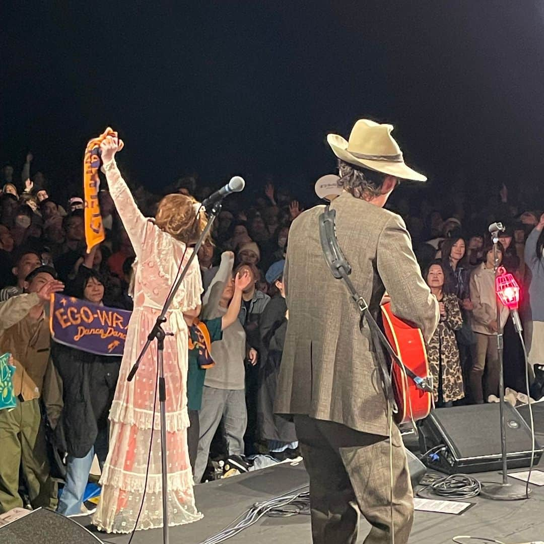 EGO-WRAPPIN'さんのインスタグラム写真 - (EGO-WRAPPIN'Instagram)「「Que Sera Sera Festival '23」 にお越しいただいたみなさん、ありがとうございました。  CARIB ROOTS SET（広島世羅編）でお送りしました。  地元の食材を使った手作りのケータリング、みんなで美味しくいただきました！  10/27（金）は、NAOT NARA/entwa 8周年記念にアコースティックライブで伺います。   #egowrappin #エゴラッピン  #queserafes #せら夢公園 #naotjapan    #大野大輔 さん @onoda_isuke #真船勝博 さん @mafu_mafune  #tucker さん @tuckerelecton  #icchie さん @iccccchie  #滝本尚史 さん　@takimototrombone  #武嶋聡 さん @takesax  #松井泉 さん @izumimatsui」10月22日 23時56分 - egowrappin_official