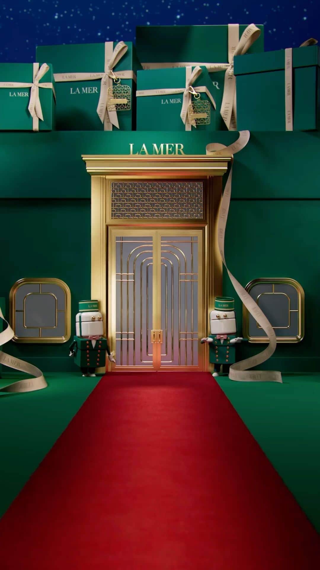 ドゥラメールのインスタグラム：「Treat Yourself.  ‘Tis the time of year to treat yourself to the gift of luminous skin. Discover the magic of La Mer with luxurious wonders.  Shop Now. #LaMer #LaMerSkincare #LoveLaMer #CremedelaMer」