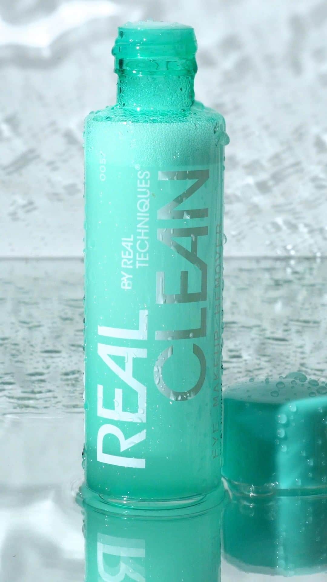 Real Techniquesのインスタグラム：「Let's be clear-you can't go wrong with the In-The-Clear Eye Makeup Remover!  Removes stubborn eye makeup while leaving your skin feeling hydrated + brightened.  Available at @walmart!」