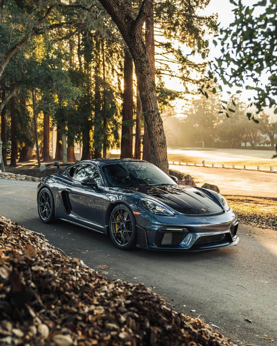 Porscheのインスタグラム：「Every season is Porsche season.  📸 @summit.auto 🚙 @itzkirb #PorscheMoment  __ 718 Cayman GT4 RS: Fuel consumption combined in l/100 km: 13,2 (WLTP); CO2 emissions combined in g/km: 299 (WLTP) I https://porsche.click/DAT-Leitfaden I Status: 10/2023」