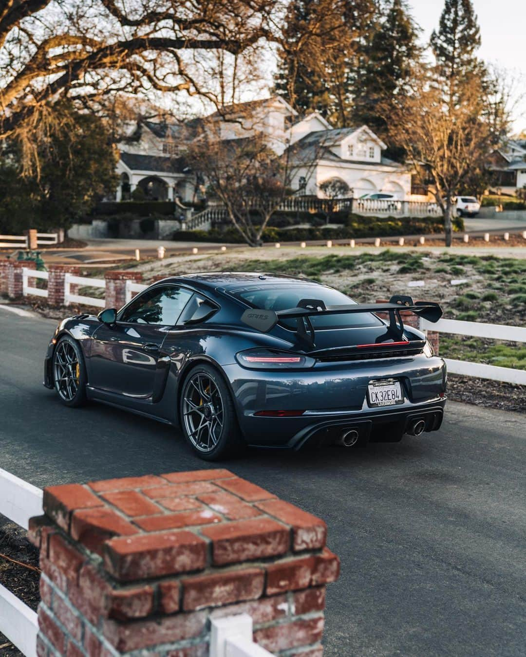 Porscheさんのインスタグラム写真 - (PorscheInstagram)「Every season is Porsche season.  📸 @summit.auto 🚙 @itzkirb #PorscheMoment  __ 718 Cayman GT4 RS: Fuel consumption combined in l/100 km: 13,2 (WLTP); CO2 emissions combined in g/km: 299 (WLTP) I https://porsche.click/DAT-Leitfaden I Status: 10/2023」10月23日 0時00分 - porsche