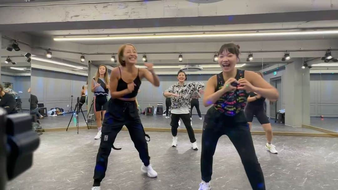 チェ・ヨジンのインスタグラム：「🔎YouTube : “Zumba” 공식 채널  공식 계정 영상에 웃음 포인트가 엄청 많았는데  연습땐 더 많았어요😆 하루 종일 연습, 촬영하면서 웃다 끝난 우리.  줌바가 주는 힘은 정말 대단한 것 같아요.  즐거운 기억들로 덮어 소중히 간직해야지•••🩷  Thank you @zumba @zumbahomeoffice @zumbabeto @albertoperlman @aghion @jenneros @vrosr 🫶🏻  나의 줌바 친구들, 회원님들께 영상을 많이많이 공유해주세요💌  🙋🏻‍♀️퀴즈: 첫번째 영상에서 제니퍼 선생님은 “즐거우셨죠?“를    몇 번이나 말했을까요? ㅋㅋㅋㅋ」