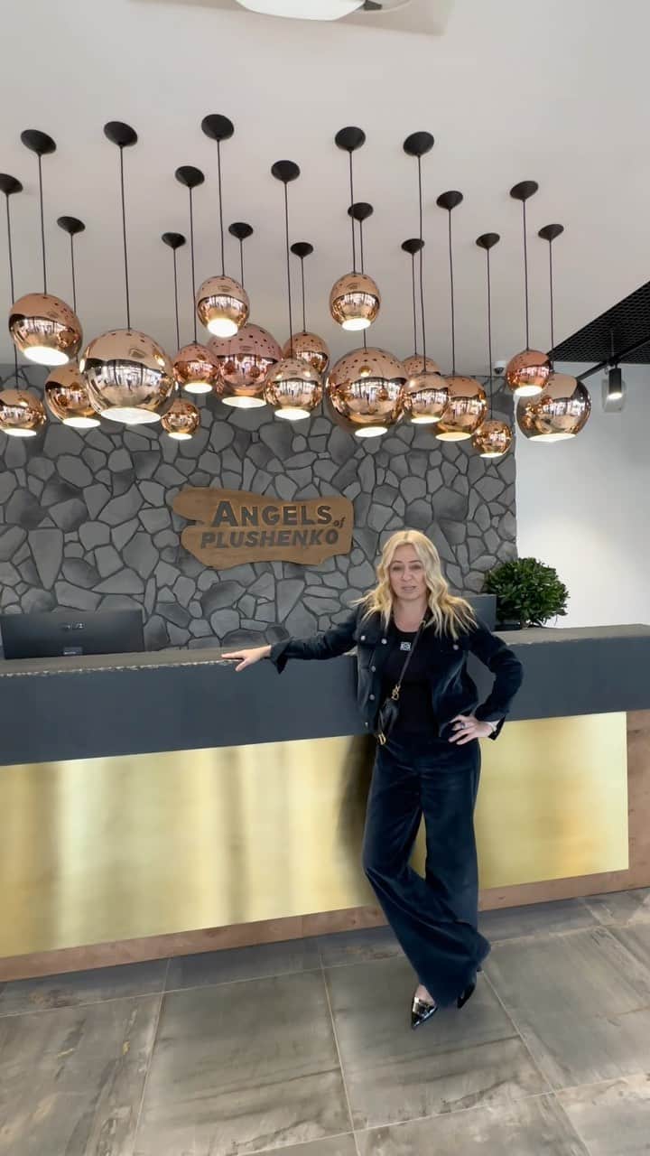 のインスタグラム：「У нас уже в двух наших академиях @angelsofplushenko , и в Подмосковье и сейчас в Москве-  атмосфера шале. Спасибо ребятам @loftdesigne за оформление мебелью.   LoftDesigne — российский бренд дизайнерской мебели. Изделия у них разные, с интересными фактурами и формами, влюбляют в себя.  Вместе мы удачно вписали мебель @loftdesigne в каждый уголок нашей академии.  Была рада вновь поработать с ребятами.  Кстати, если хотите увидеть весь ассортимент , то у них есть шоурумы в 3-х городах: Москве, Санкт-Петербурге и Казани.  Наши спортсмены чувствуют себя как дома , а мы с Евгением делаем всегда наши проекты с любовью к детям и к фигурному катанию 🤍⛸️   PS Мы следим за успехами нашей Академии @angelsofplushenko в Кемерово , открытой по нашей франшизе, а впереди нас ждёт открытие нашей Академии @angelsofplushenko в Пекине , в Китае ! Следите за новостями 🇨🇳」