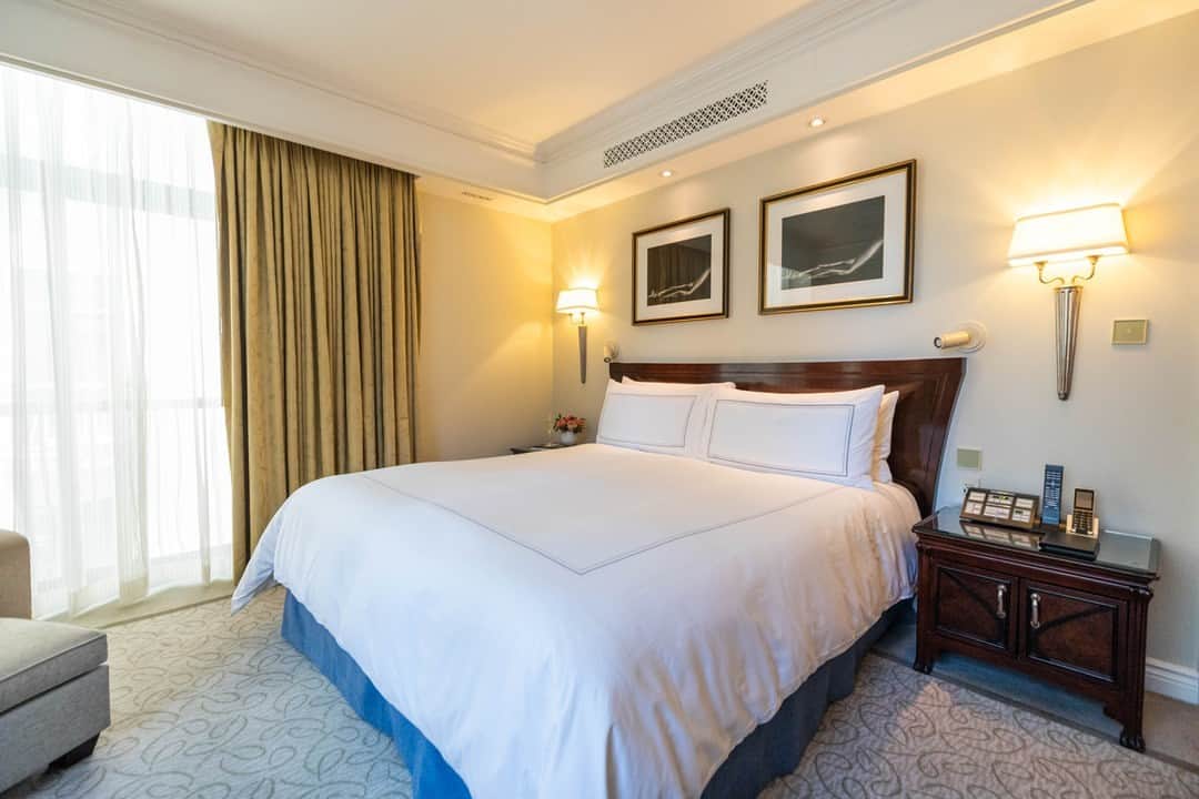 のインスタグラム：「Sink into golden slumbers in the City That Never Sleeps.  #thepeninsulanewyork #luxurytravel #nychotels」